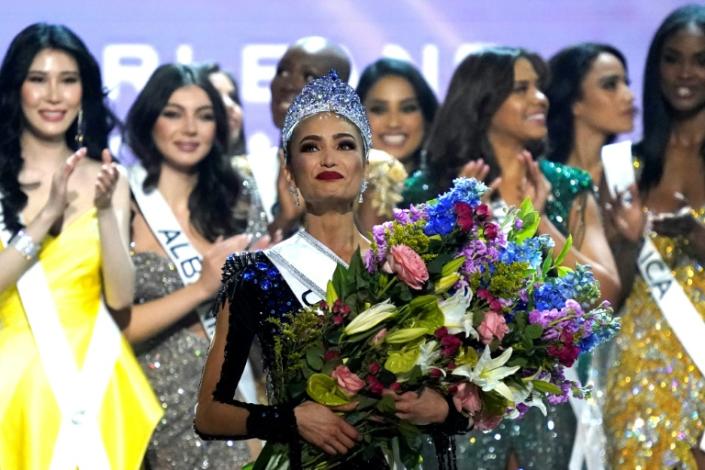 La estadounidense R’Bonney Gabriel se corona Miss Universo, flanqueada por latinas