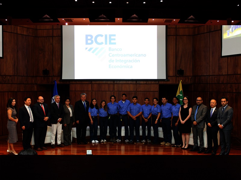 Nueve jóvenes de la región SICA y Colombia son seleccionados como los primeros beneficiarios del Programa de Becas Fundación BCIE-Zamorano