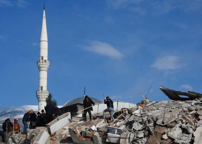 Erdogan reconoce problemas en las labores de rescate tras el terremoto