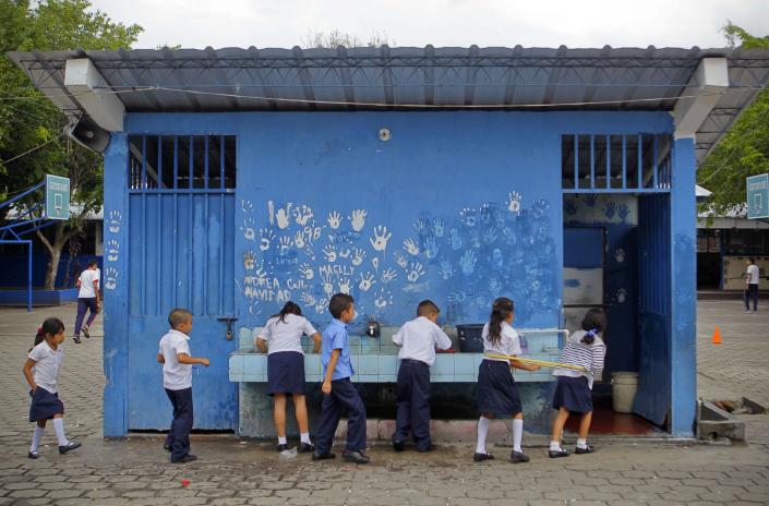 Estudiantes vuelven a las aulas en el comienzo del año escolar en El Salvador