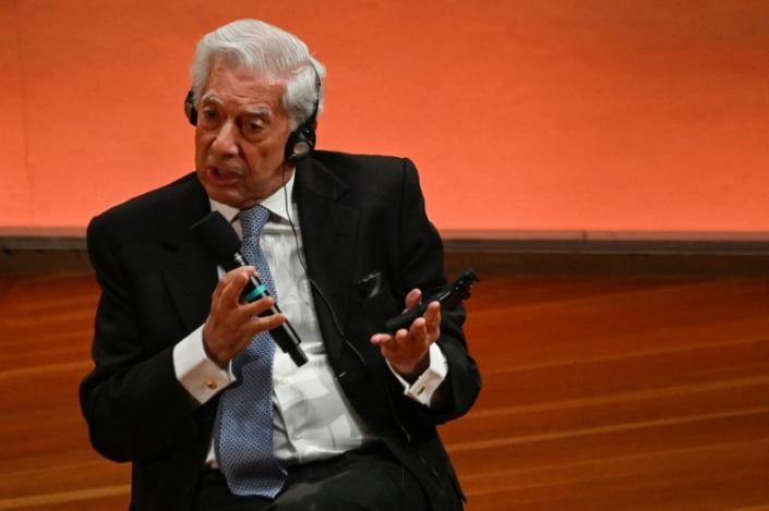 Vargas Llosa entra a los 86 años en la Academia Francesa