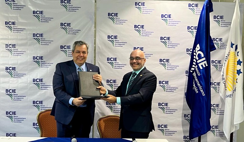 BCIE y Secretaría Ejecutiva del Consejo Monetario Centroamericano firman acuerdo para impulsar acciones técnicas en materia económica y financiera