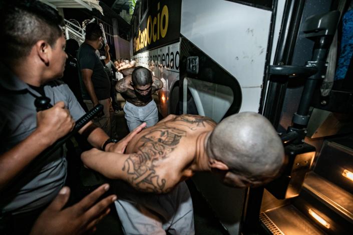 Trasladan otros 2.000 pandilleros a una nueva cárcel de El Salvador, según Bukele