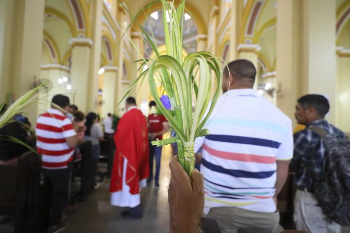 Miles de hondureños con ramos de palma en misas de inicio de la Semana Santa