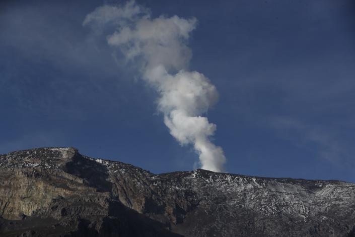 Registran caída de ceniza del volcán Nevado del Ruiz en dos pueblos colombianos