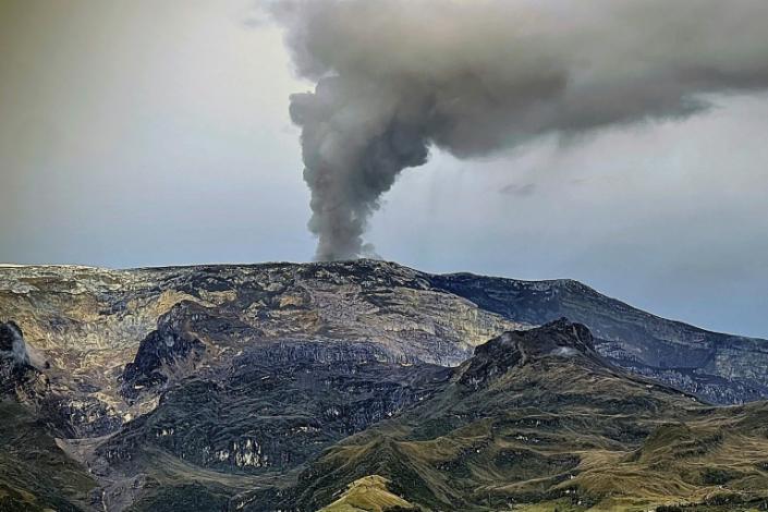 Volcán colombiano Nevado del Ruiz aumenta temperatura y mantiene amenaza de erupción