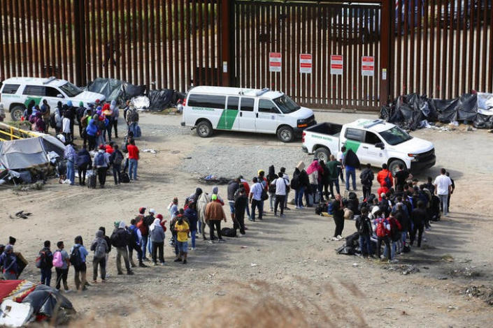 Migrantes se amontonan cerca frontera EEUU-México mientras se acerca fin Título 42
