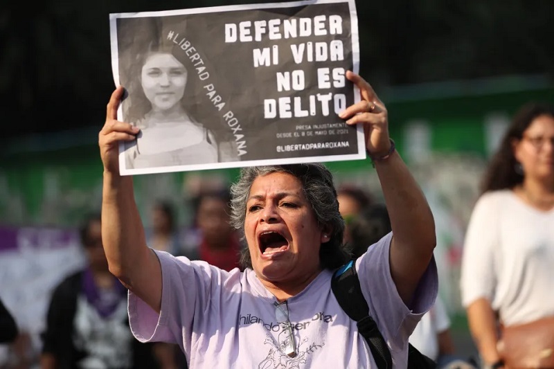 Mujer condenada por defenderse de su violador obtiene absolución de Fiscalía mexicana