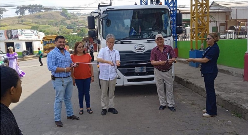 San Sebastián de Yalí recibe al embajador de Japón para hacer entrega oficial de un camión compactador