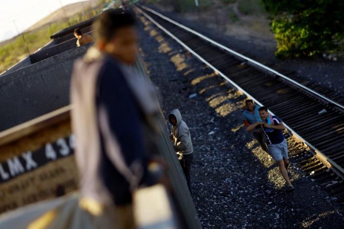 «Tengo que llegar», migrantes toman tren de carga hacia frontera México-EEUU antes fin Título 42