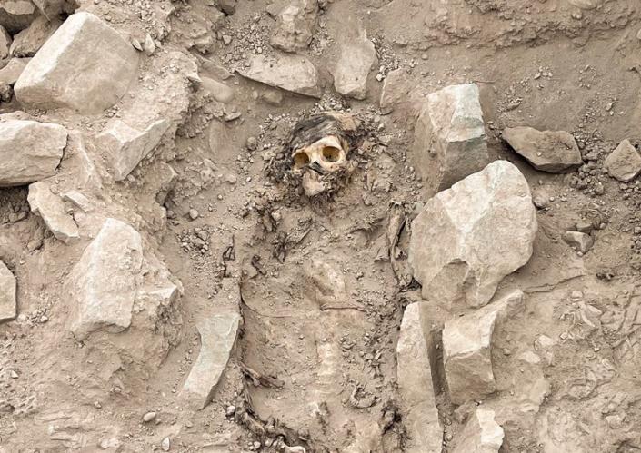 Hallan momia de unos 3.000 años de antigüedad en barrio de la capital de Perú