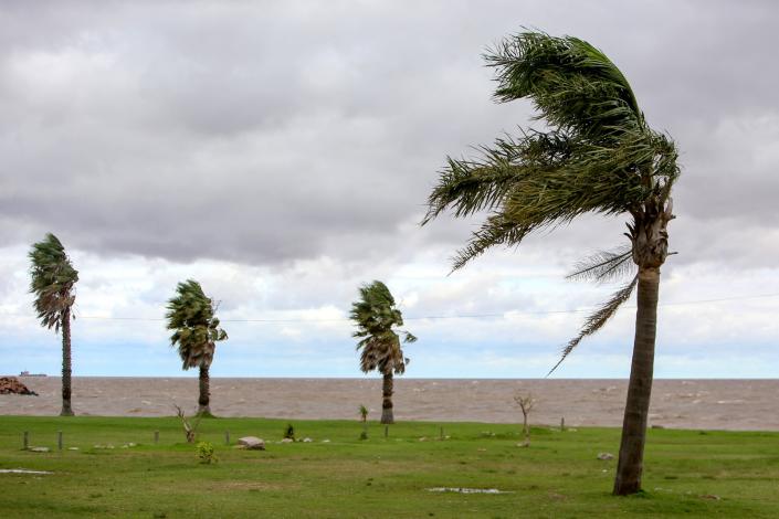 Un ciclón extratropical pone en «alerta roja» a dos estados en el sur de Brasil