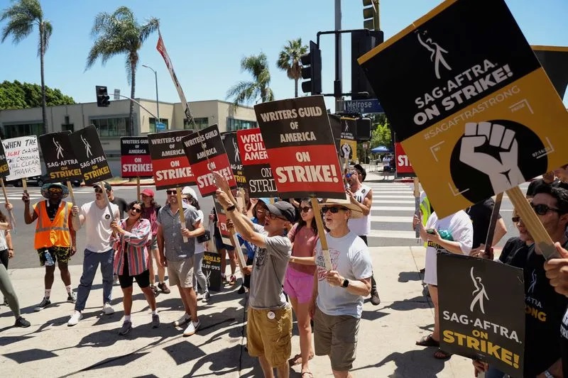 Estudios y guionistas de Hollywood en huelga se reúnen para reanudar negociaciones