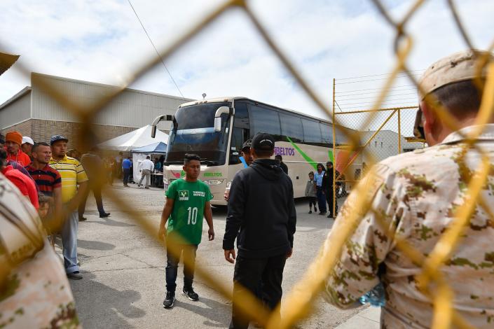 México intercepta a 62 migrantes de tres continentes cerca de la frontera con Arizona