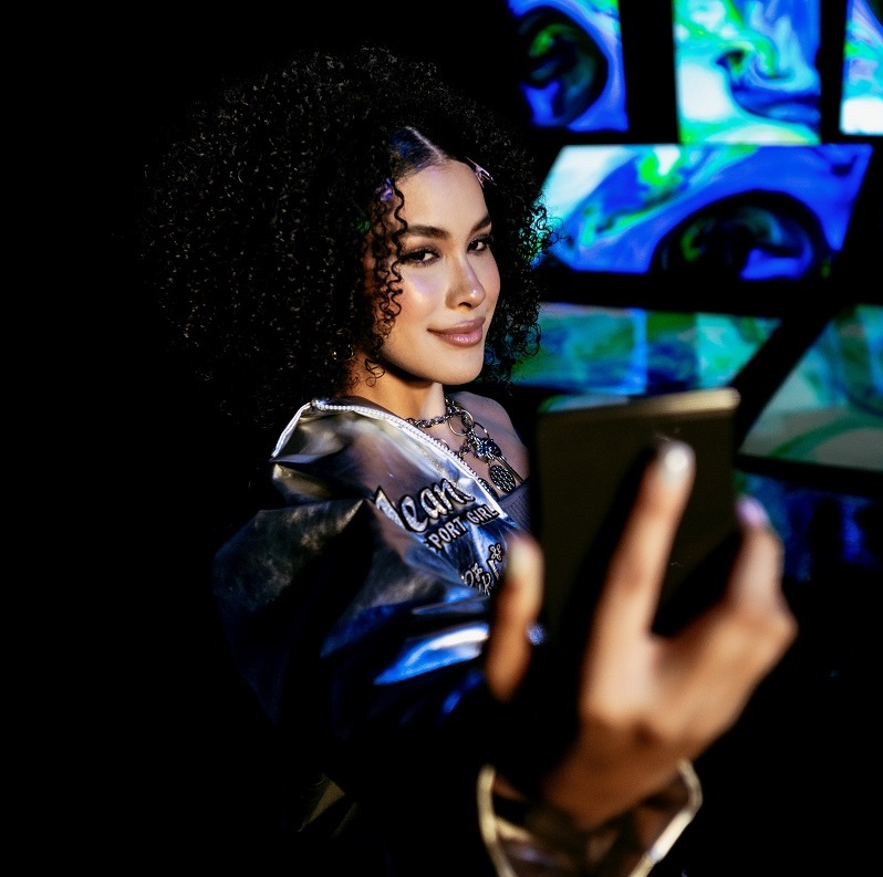 Yilda Banchón lanzará hoy 2 de agosto «Mi Lado Flip», una canción que celebra la innovación tecnológica del nuevo Galaxy Z Flip5 de Samsung