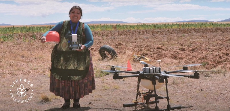 Yessica Yana, mujer indígena que maneja un dron para hacer más eficiente la agricultura en el Altiplano de Bolivia, es reconocida por el IICA como “Líder de la Ruralidad”