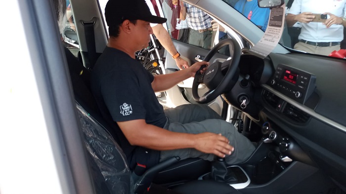 Hero Nicaragua hace entrega de carro Kia Picanto a feliz ganador