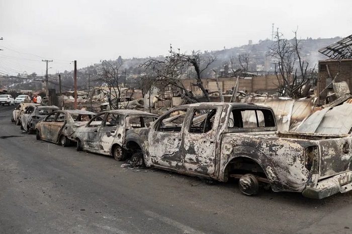 Bomberos sacan cuerpos entre escombros de incendios en Chile; al menos 122 muertos