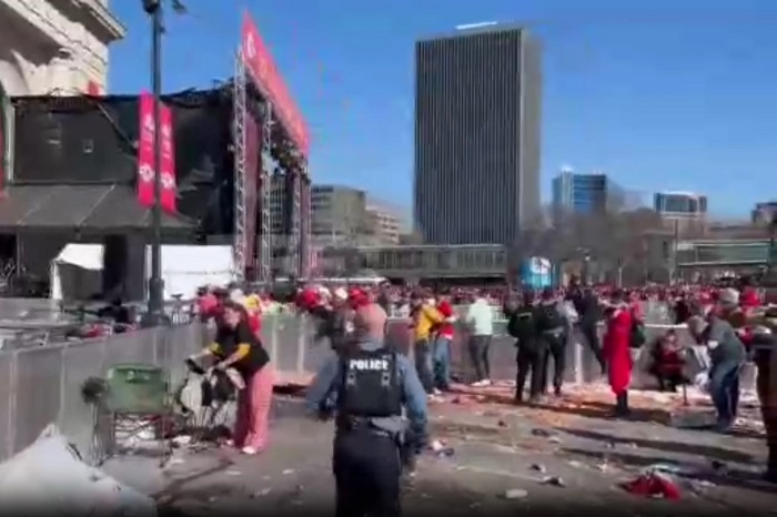 Dos menores de edad son acusados por el tiroteo en Kansas City durante la celebración del Super Bowl