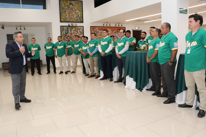 Equipo de Sóftbol de Banpro entrega el trofeo de campeones