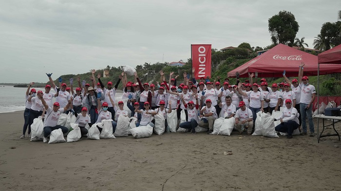 Voluntarios de Coca-Cola FEMSA participaron en jornada de limpieza de costas en Masachapa