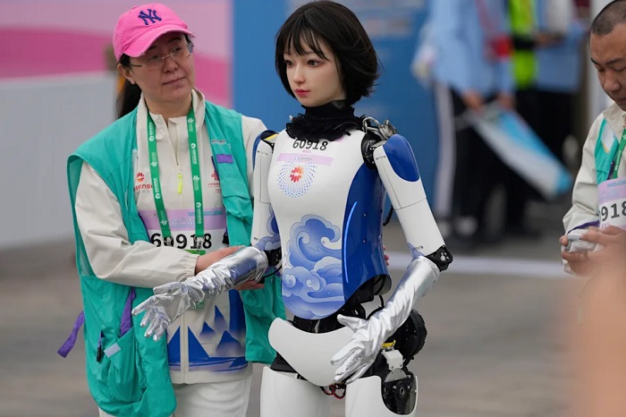 Robots humanoides corren medio maratón junto a competidores humanos en China