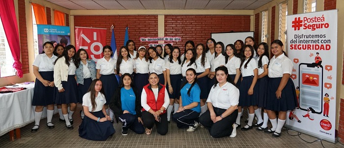 Claro impulsa a las niñas en las TICs