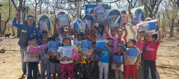 Condor Gold sigue apoyando la educación en distrito minero  La India con entrega de útiles escolares