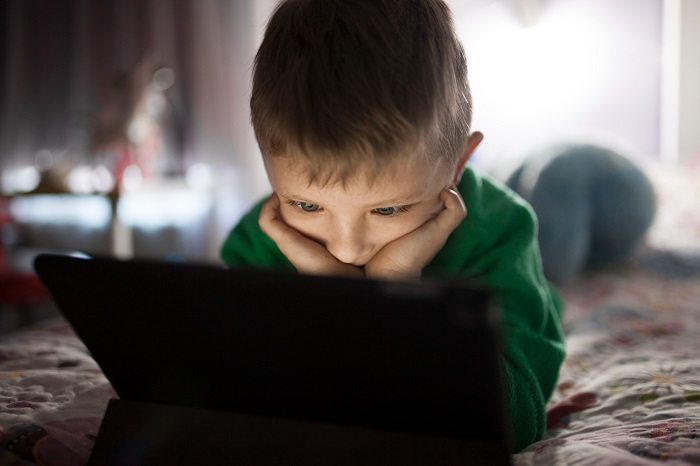 Cómo los algoritmos moldean el mundo digital de nuestros hijos