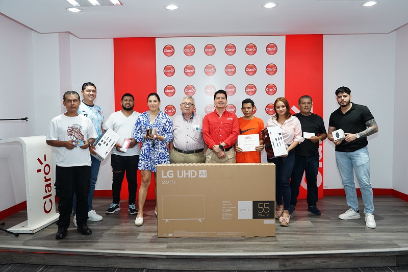 Primeros ganadores de la promoción “Solo Claro premia a mamá y Papá”
