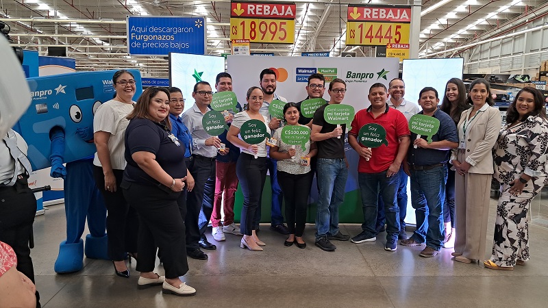 Un millón de córdobas en compras entregan Walmart, Banpro y Mastercard a 10 afortunados nicaragüenses