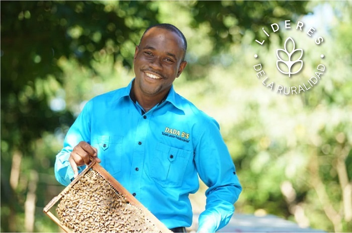 Duhaje Jennings, productor que le puso ciencia y pasión a la apicultura de Jamaica e impulsor de nuevas generaciones de criadores de abejas, es reconocido por el IICA como Líder de la Ruralidad de las Américas