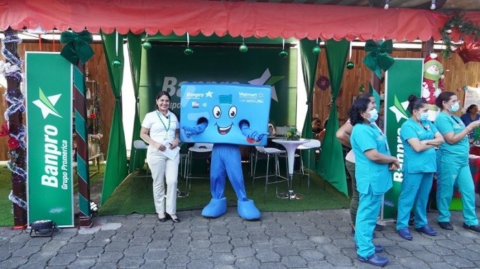Banpro en feria navideña del hospital militar