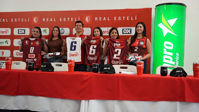 Banpro entrega uniformes a jóvenes deportistas