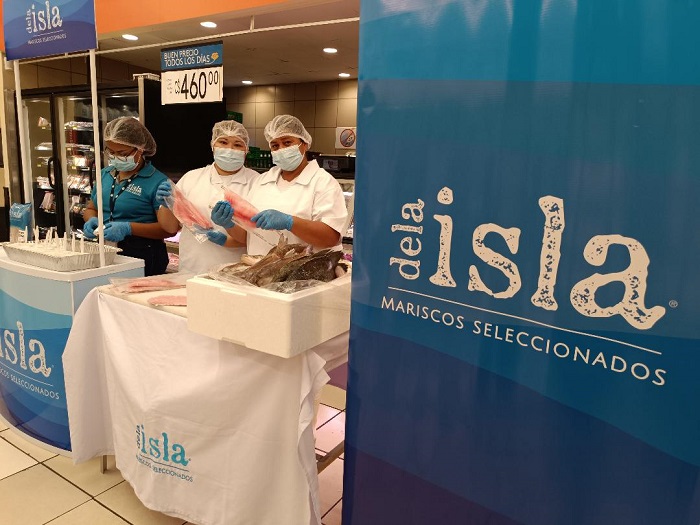 delaisla acerca lo mejor del mar a los nicaragüenses con show de fileteo y degustaciones en vivo