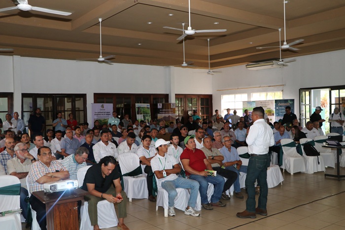 Encuentro con productores de maní de occidente